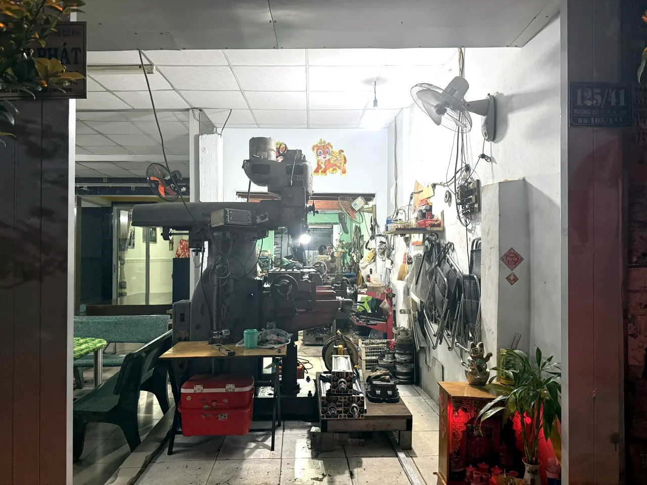 Bên trong xưởng Cơ Khí Toàn Phát tại số 125/41 Đường số 9, với máy phay Makino ở phía trước