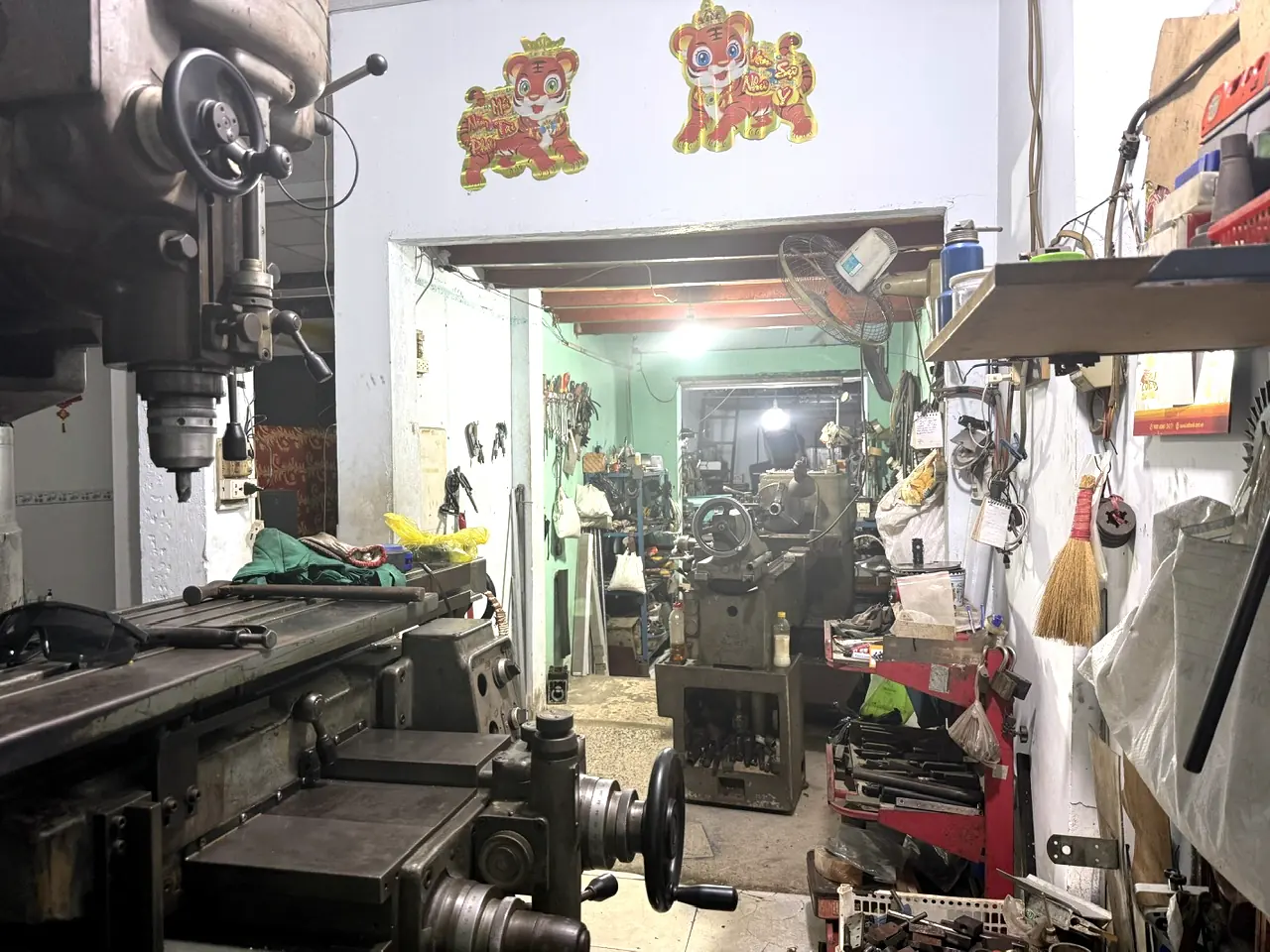 Máy phay Makino ở tiền cảnh, máy tiện ở phòng phía sau xưởng
